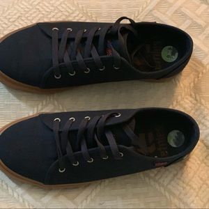 Men’s Dark Blue Low Cut Sneakers Size 9